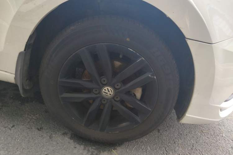 Used Volkswagen Jetta 2017 1.5L Automatic Comfort Model Right Front Wheel Hub