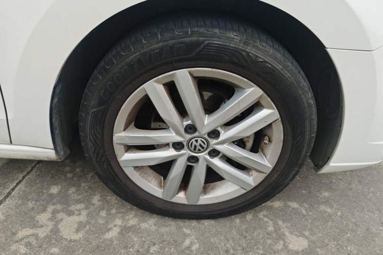 Used Volkswagen Jetta 2017 1.5L Automatic Comfort Model Right Front Wheel Hub