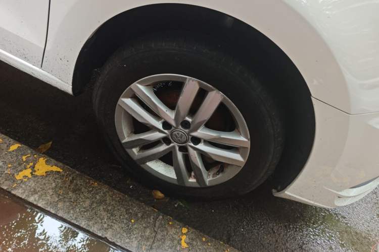 Used Volkswagen Jetta 2017 1.4L Manual Comfort Model Right Front Wheel Hub