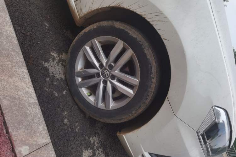 Used Volkswagen Jetta 2017 1.5L Automatic Comfort Model Right Front Wheel Hub