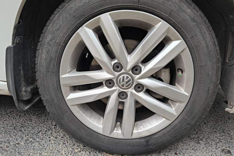 Used Volkswagen Jetta 2017 1.5L Automatic Comfort Model Right Front Wheel Hub