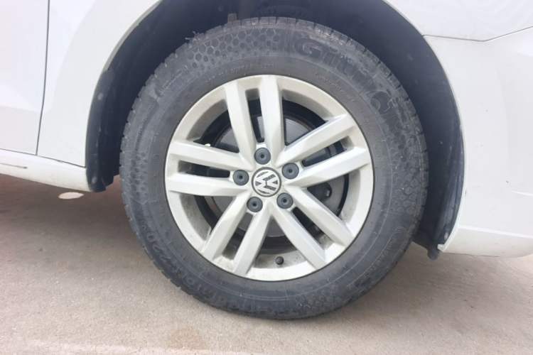 Used Volkswagen Jetta 2017 1.4L Manual Fashion Edition Right Front Wheel Hub