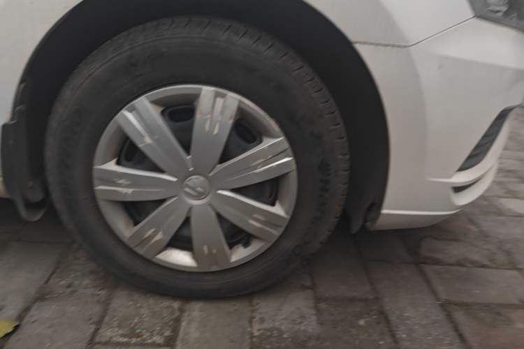 Used Volkswagen Jetta 2017 1.4L Manual Fashion Edition Right Front Wheel Hub