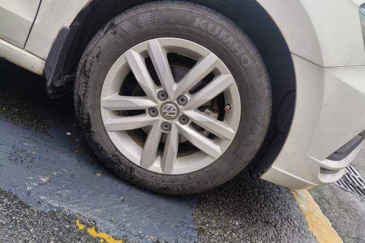 Used Volkswagen Jetta 2017 1.5L Manual Comfort Model Right Front Wheel Hub