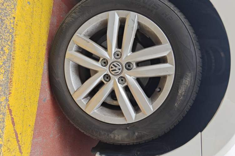 Used Volkswagen Jetta 2017 1.5L Automatic Comfort Model Right Front Wheel Hub