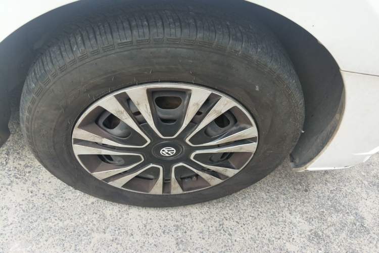 Used Volkswagen Jetta 2017 1.4L Manual Fashion Edition Right Front Wheel Hub