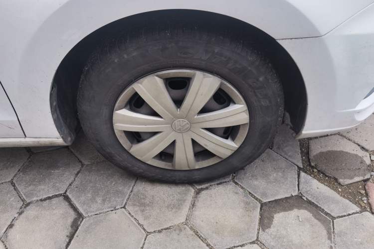 Used Volkswagen Jetta 2017 1.4L Manual Fashion Edition Right Front Wheel Hub