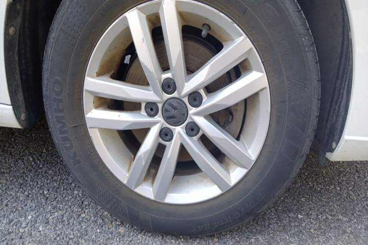 Used Volkswagen Jetta 2017 1.5L Automatic Fashion Model Right Front Wheel Hub