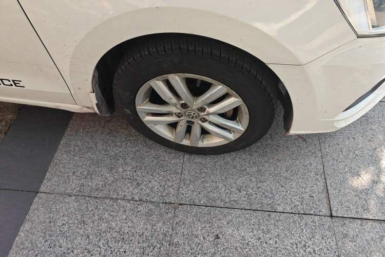 Used Volkswagen Jetta 2017 1.5L Automatic Comfort Model Right Front Wheel Hub