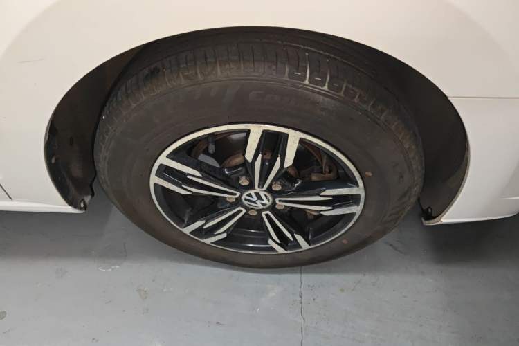 Used Volkswagen Jetta 2017 1.4L Manual Fashion Edition Right Front Wheel Hub