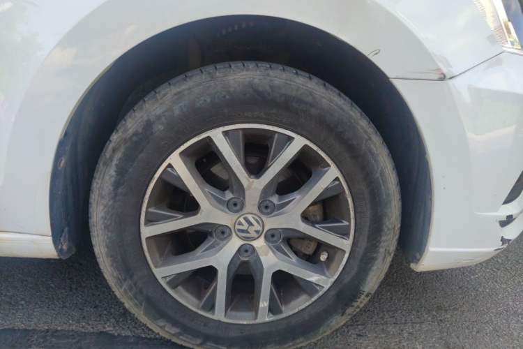 Used Volkswagen Jetta 2017 1.4L Manual Fashion Edition Right Front Wheel Hub