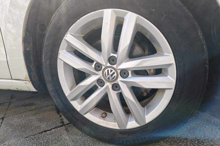 Used Volkswagen Jetta 2017 1.5L Automatic Comfort Model Right Front Wheel Hub