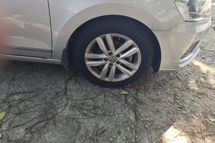 Used Volkswagen Jetta 2017 1.5L Automatic Comfort Model Right Front Wheel Hub