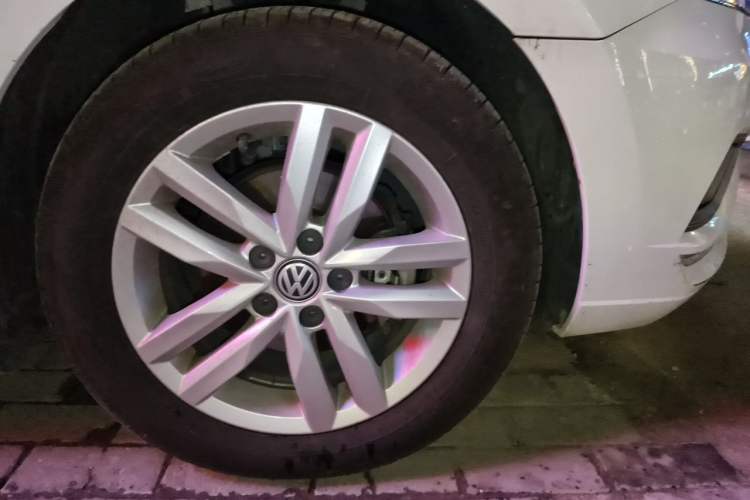 Used Volkswagen Jetta 2017 1.4L Manual Comfort Model Right Front Wheel Hub