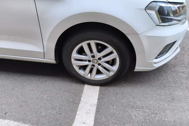 Used Volkswagen Jetta 2017 1.5L Automatic Comfort Model Right Front Wheel Hub