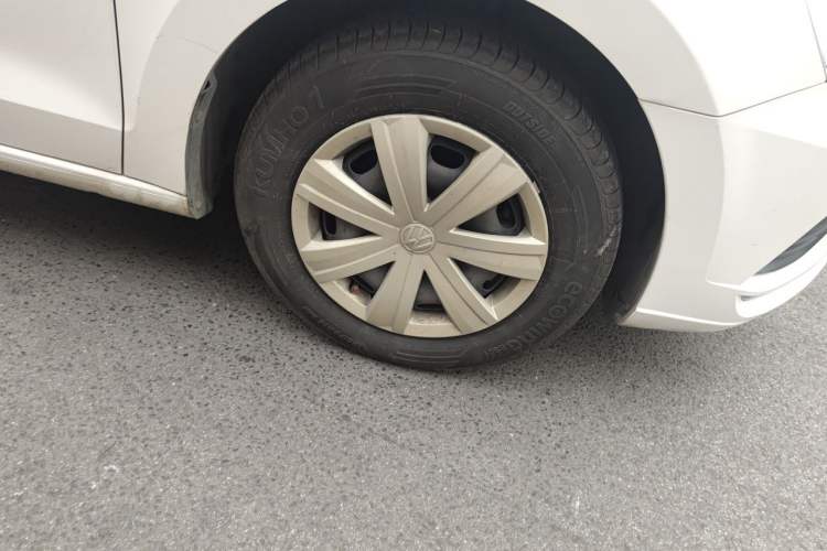 Used Volkswagen Jetta 2017 1.4L Manual Fashion Edition Right Front Wheel Hub