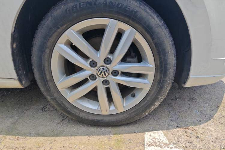 Used Volkswagen Jetta 2017 1.5L Manual Comfort Model Right Front Wheel Hub