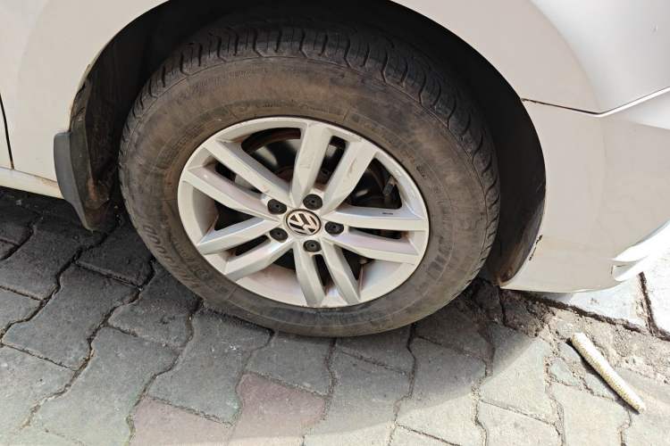 Used Volkswagen Jetta 2017 1.4L Manual Fashion Edition Right Front Wheel Hub
