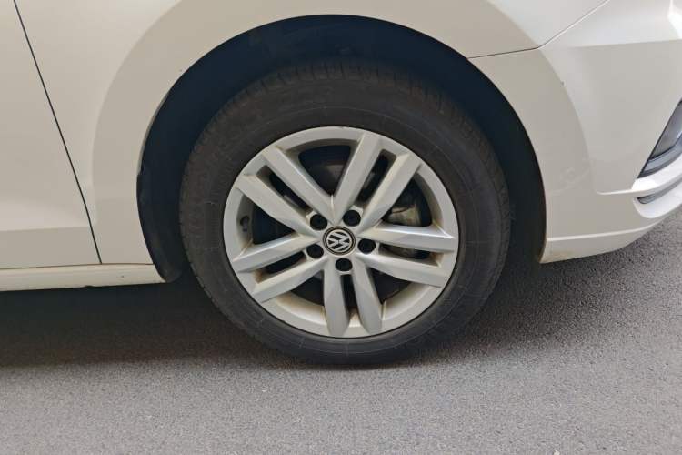 Used Volkswagen Jetta 2017 1.5L Manual Comfort Model Right Front Wheel Hub