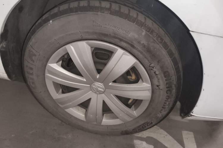 Used Volkswagen Jetta 2017 1.4L Manual Fashion Edition Right Front Wheel Hub