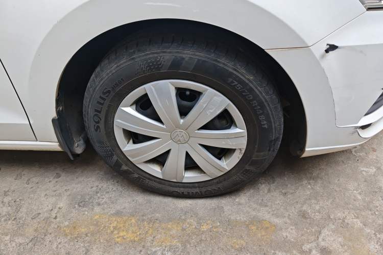 Used Volkswagen Jetta 2017 1.4L Manual Fashion Edition Right Front Wheel Hub