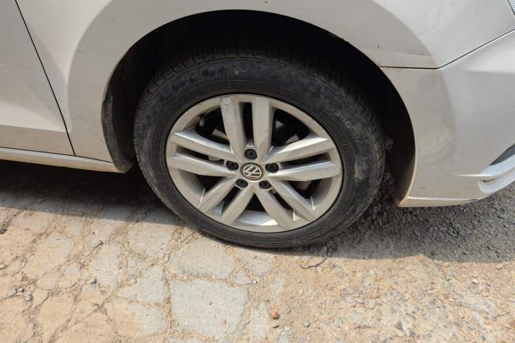 Used Volkswagen Jetta 2017 1.4L Manual Comfort Model Right Front Wheel Hub