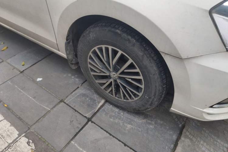 Used Volkswagen Jetta 2017 1.4L Manual Fashion Edition Right Front Wheel Hub