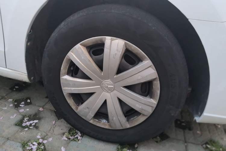 Used Volkswagen Jetta 2017 1.4L Manual Fashion Edition Right Front Wheel Hub