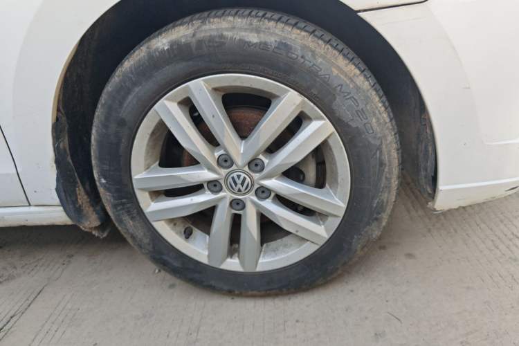 Used Volkswagen Jetta 2017 1.5L Automatic Comfort Model Right Front Wheel Hub