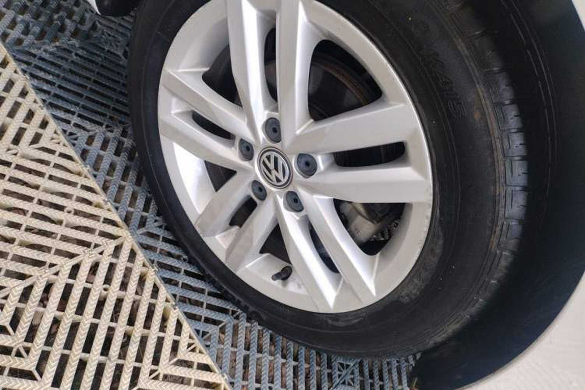 Used Volkswagen Jetta 2017 1.5L Manual Comfort Model Right Front Wheel Hub