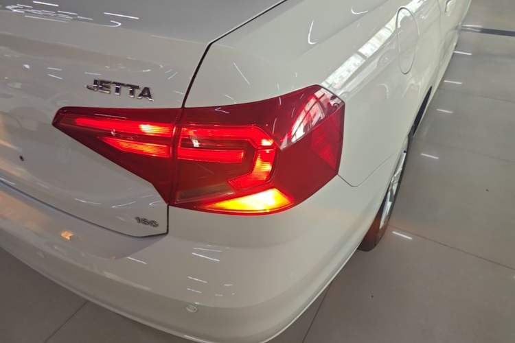 Used Volkswagen Jetta 2017 1.5L Automatic Fashion Model Right Rear Taillight