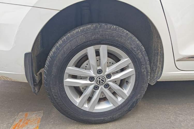 Used Volkswagen Jetta 2017 1.4L Manual Fashion Edition Right Rear Wheel Hub