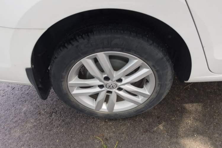 Used Volkswagen Jetta 2017 1.4L Manual Comfort Model Right Rear Wheel Hub