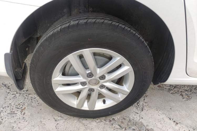 Used Volkswagen Jetta 2017 1.4L Manual Fashion Edition Right Rear Wheel Hub