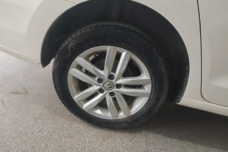Used Volkswagen Jetta 2017 1.5L Automatic Comfort Model Right Rear Wheel Hub