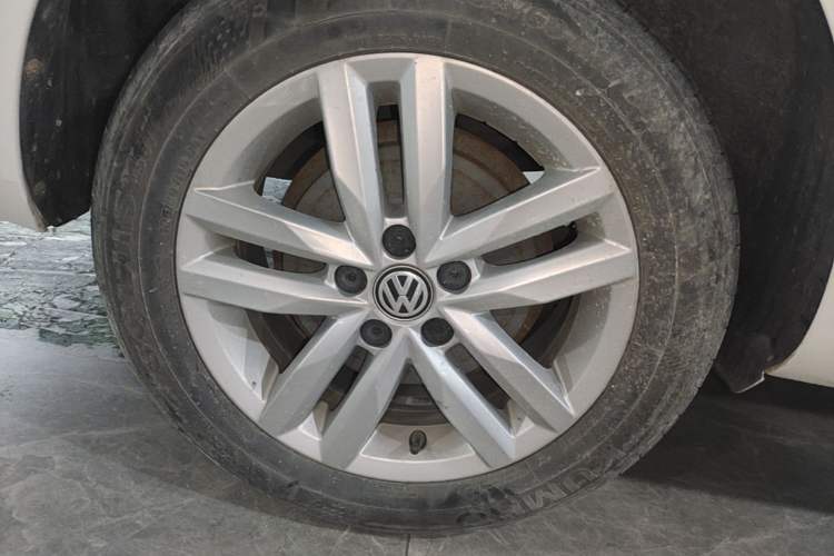 Used Volkswagen Jetta 2017 1.5L Automatic Comfort Model Right Rear Wheel Hub
