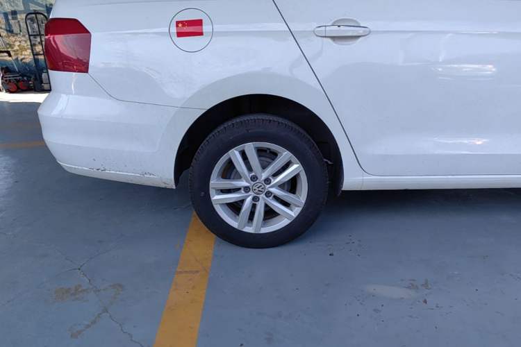 Used Volkswagen Jetta 2017 1.4L Manual Comfort Model Right Rear Wheel Hub