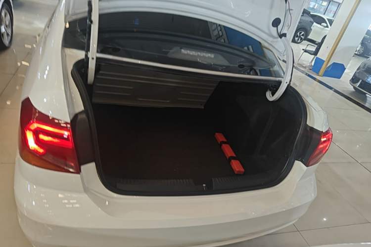 Used Volkswagen Jetta 2017 1.5L Automatic Fashion Model Trunk