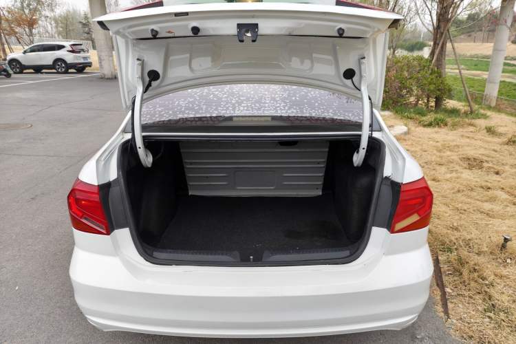 Used Volkswagen Jetta 2017 1.4L Manual Fashion Edition Trunk