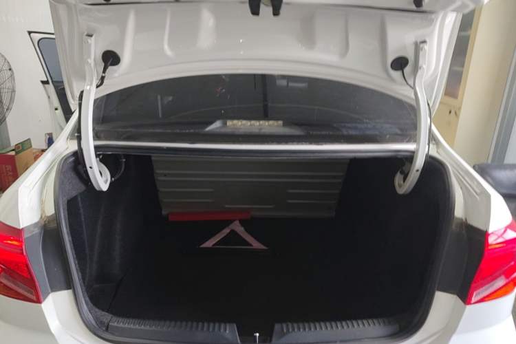 Used Volkswagen Jetta 2017 1.4L Manual Fashion Edition Trunk