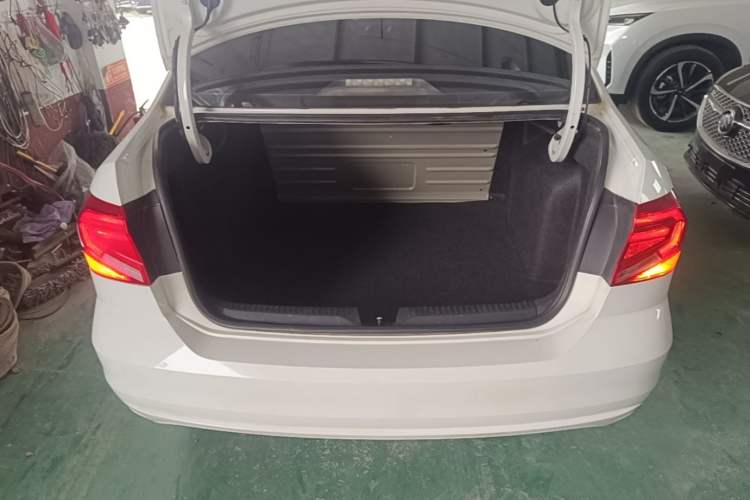 Used Volkswagen Jetta 2017 1.4L Manual Fashion Edition Trunk
