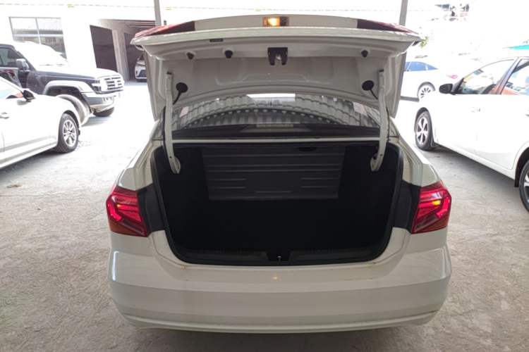Used Volkswagen Jetta 2017 1.5L Manual Fashion Edition Trunk