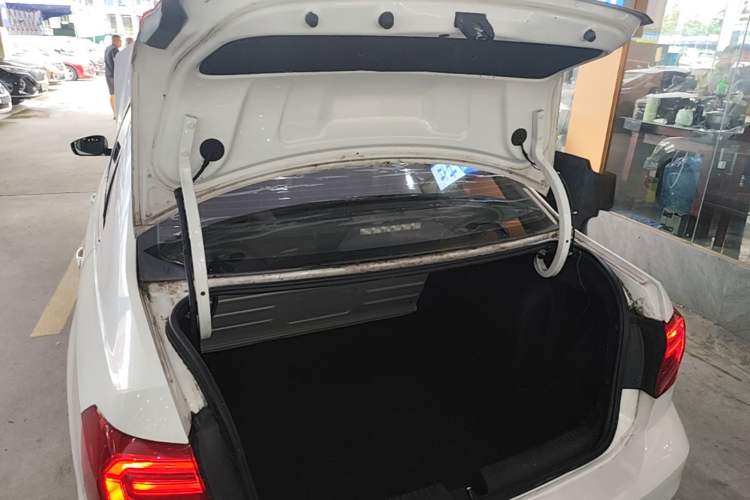 Used Volkswagen Jetta 2017 1.5L Manual Fashion Edition Trunk
