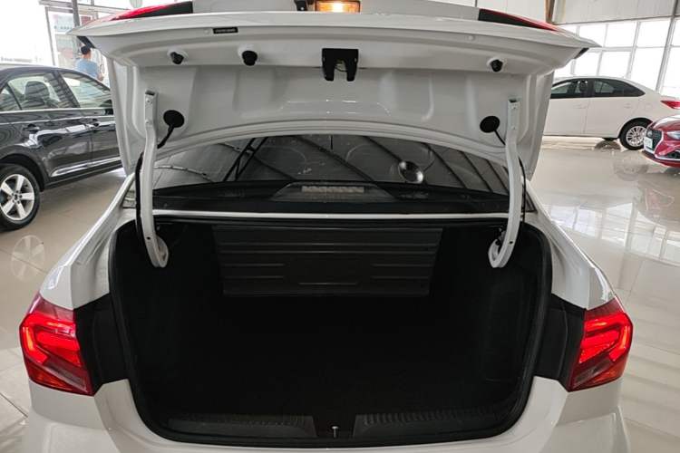 Used Volkswagen Jetta 2017 1.4L Manual Fashion Edition Trunk