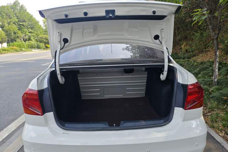 Used Volkswagen Jetta 2017 1.4L Manual Fashion Edition Trunk