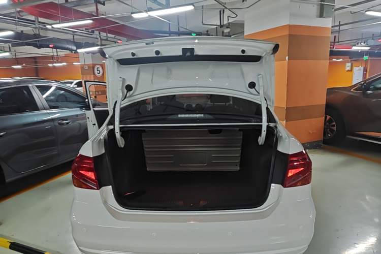 Used Volkswagen Jetta 2017 1.4L Manual Fashion Edition Trunk