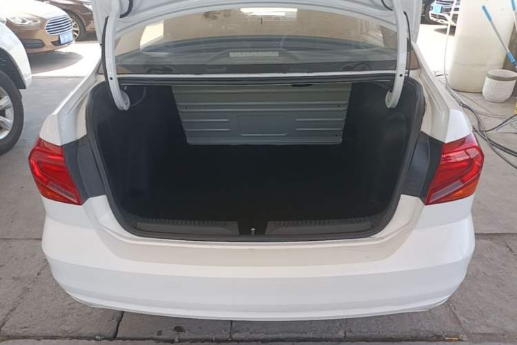 Used Volkswagen Jetta 2017 1.5L Automatic Fashion Model Trunk