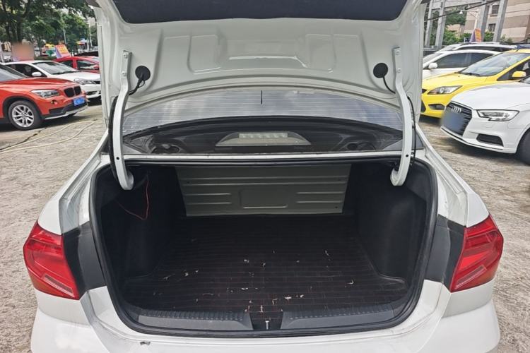 Used Volkswagen Jetta 2017 1.4L Manual Fashion Edition Trunk