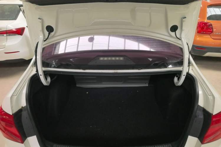 Used Volkswagen Jetta 2017 1.4L Manual Fashion Edition Trunk