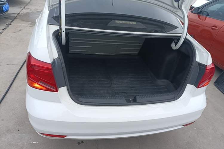 Used Volkswagen Jetta 2017 1.5L Manual Fashion Edition Trunk